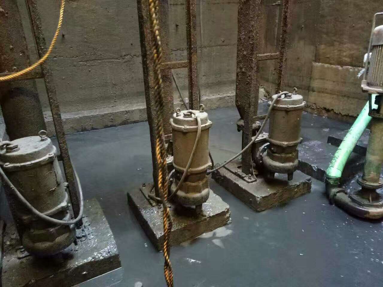 江城污水池清理